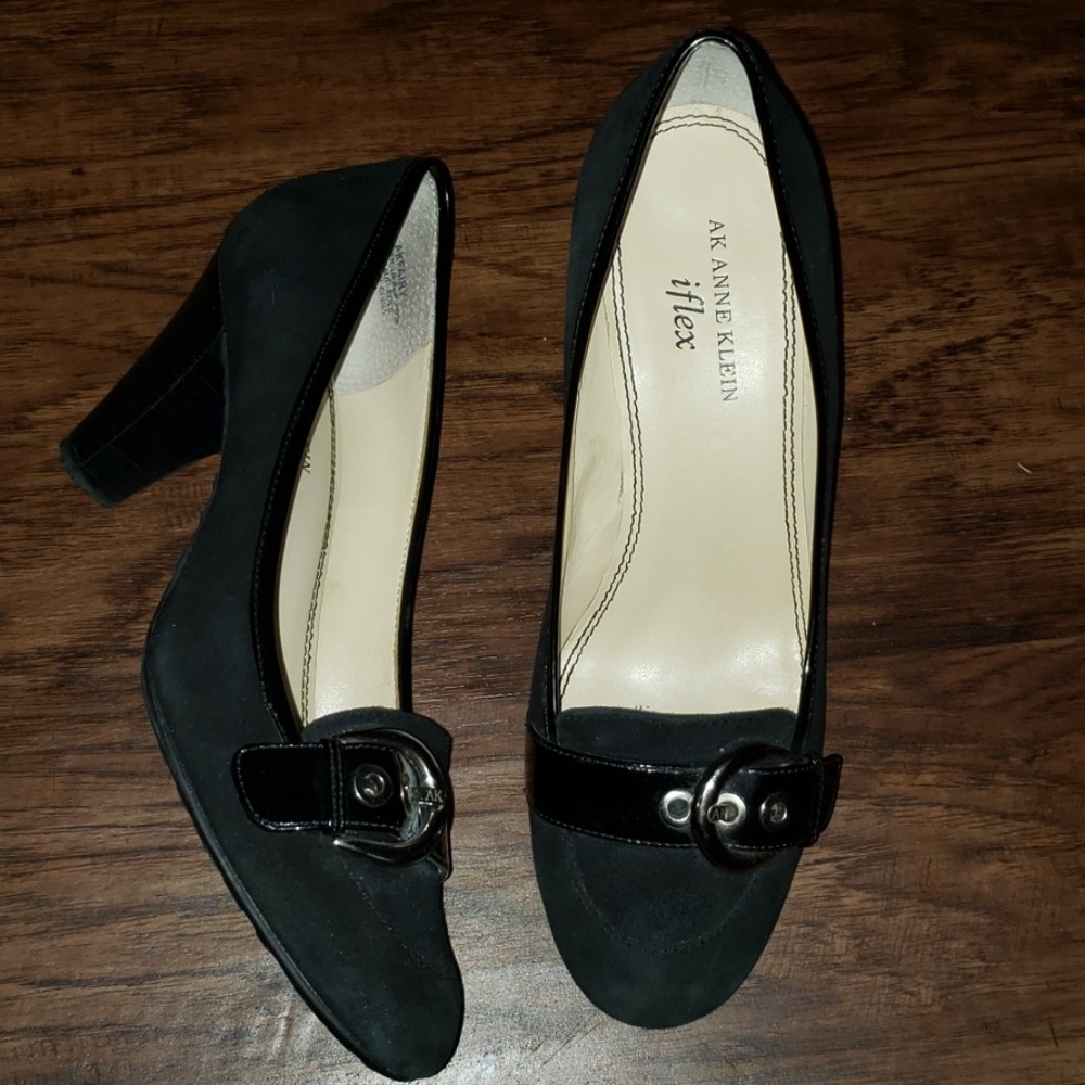 AK Anne Klein iflex black suede buckle pumps